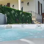 2p Bas De Avec Jacuzzi Privatif Proche De