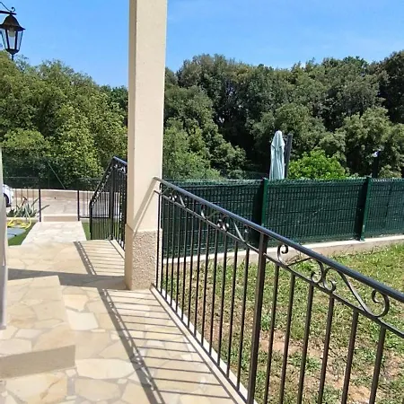 2p Bas De Avec Jacuzzi Privatif Proche De