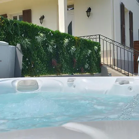 2p Bas De Avec Jacuzzi Privatif Proche De