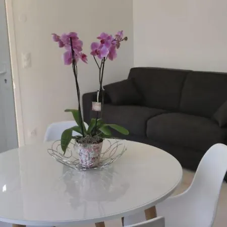 2p Bas De Avec Jacuzzi Privatif Proche De